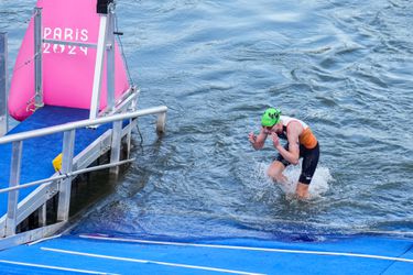 Het vieze water in de Seine zit Olympische Spelen wéér dwars, race tegen de klok voor triatleten