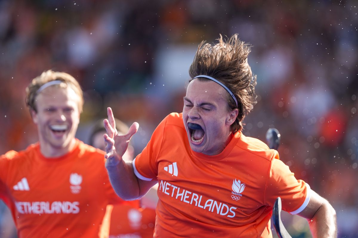 De mooiste beelden van de Oranje-hockeyers: Nederland schreeuwt het uit na bereiken halve finale Olympische Spelen