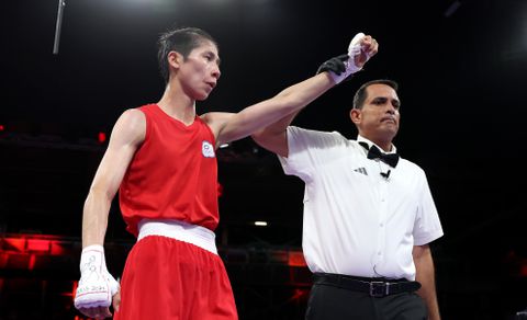 Nieuwe rel bij boksen in Parijs: opponent van omstreden boksster wil geen handen schudden en maakt duidelijk gebaar