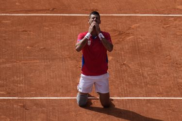 Weergaloze Novak Djokovic schrijft historie met olympisch goud na bloedstollende strijd met Carlos Alcaraz