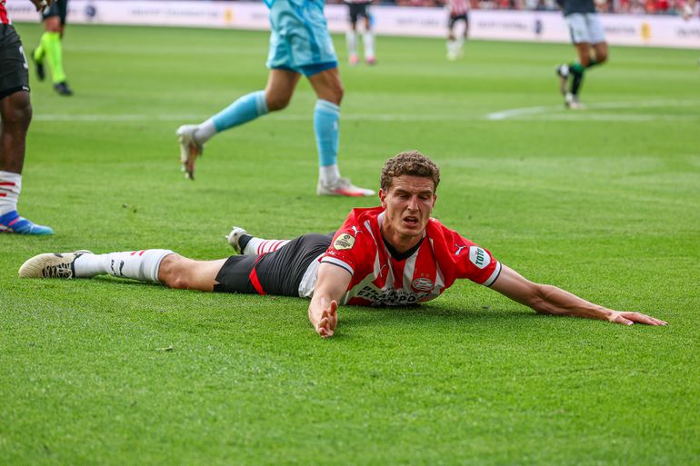 Verbazing alom over moment met PSV'er Guus Til: arbiter en VAR zien 'zekere strafschop' over het hoofd