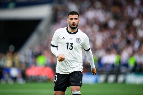 Topvoetballer slaat van zich af na harde kritiek op peperdure auto: 'Dan doe ik dat gewoon'