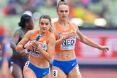 Laura de Witte neemt het stokje over van Lieke Klaver tijdens de Europese finale van de 4x400 meter in 2022. ©Getty Images