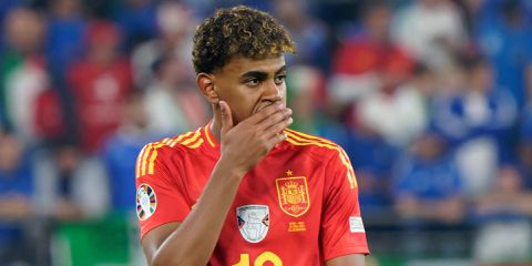 Bizar: eerbetoon voor Lamine Yamal in Barcelona vernield en beklad met bekend sprookje