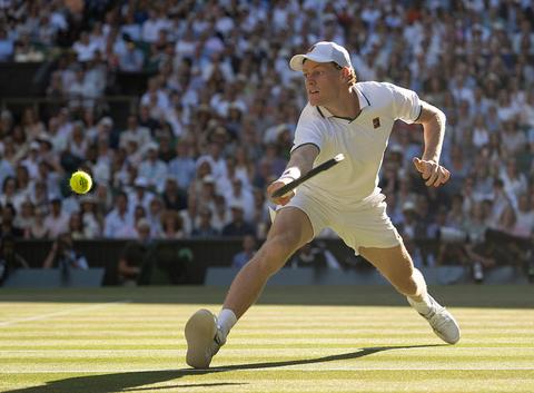 Toptennisser Jannik Sinner laat zich onderzoeken na verontrustend beeld in aanloop naar US Open