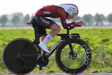 Ex-topschaatsster (30) ziet enorm af in loodzware Tour de France Femmes: 'Mijn hoofd bleef maar bonken'