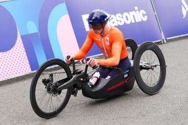 Ontketende handbiker Mitch Valize knalt de ene na de andere concurrent voorbij naar paralympisch goud