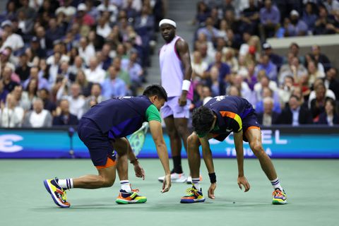 Publiek lacht om prutsende ballenjongens op US Open: indringer gepakt na moeizame achtervolging