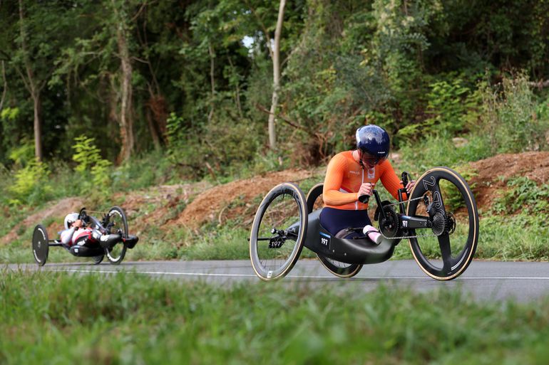 Handbikester Chantal Haenen grijpt na thriller net naast goud op Paralympische Spelen