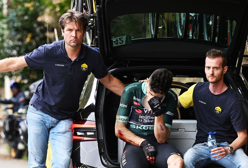 Wout van Aert loopt nog altijd op krukken na val in Vuelta: 'Toen bleek pas hoe ernstig de situatie was'