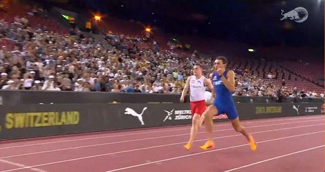 Polsstokfenomeen Armand Duplantis verbaast vriend en vijand en wint uniek duel op 100 meter sprint