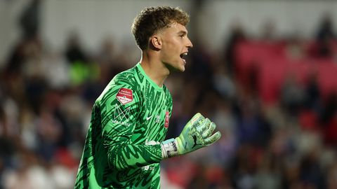 Groot keeperstalent vecht zich terug na jaren vol blessures en operaties: 'Ik kan bijna huilen'