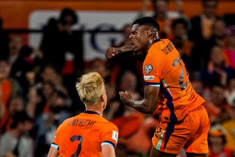 Oranje-international Denzel Dumfries vraagt Virgil van Dijk om advies na grote eer: 'Een mooi pak'