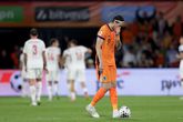 De deceptie van Oranje in beeld: Wout Weghorst treurt terwijl Polen op de achtergrond feest viert © Getty Images