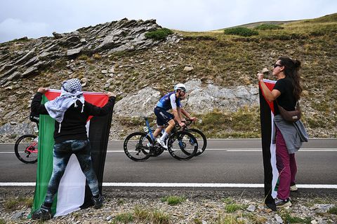 Veelbesproken team in Vuelta laat zich uit over 'gevaarlijk' incident: 'Het is contraproductief voor ze'