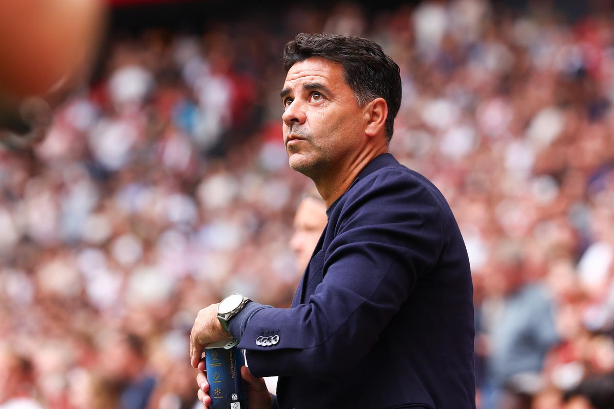 Ajax-trainer Míchel Sánchez overweegt basisplaats voor nieuwe aanwinst in topper tegen PSV