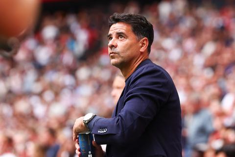 Ajax-trainer Míchel Sánchez overweegt basisplaats voor nieuwe aanwinst in topper tegen PSV