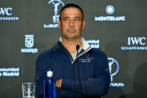 Ex-topvoetballer Ruud Gullit (64) moet plotseling zijn hotel uit: 'Ik denk dat het serieus is'