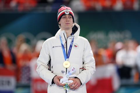 Olympisch schaatskampioen (20) merkt verandering door succes: 'Het is zwaar'