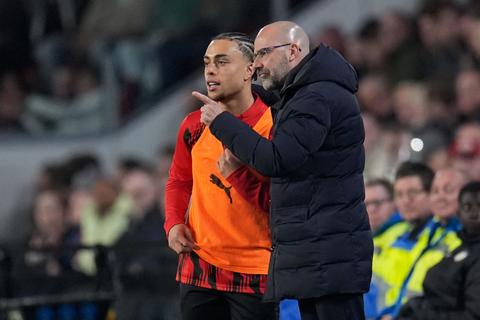 PSV-coach Peter Bosz doet opvallende onthulling over verdediger (25) richting topper met Ajax: 'Dit geloof je ook niet'