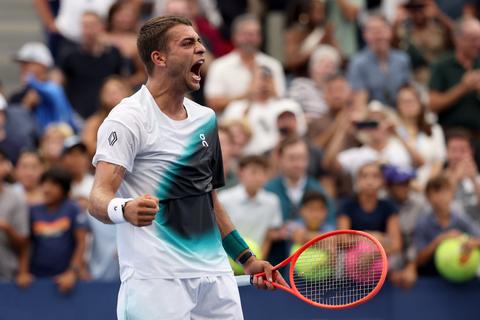 Toptennisser maakt fans op US Open helemaal gek met waanzinnige slag