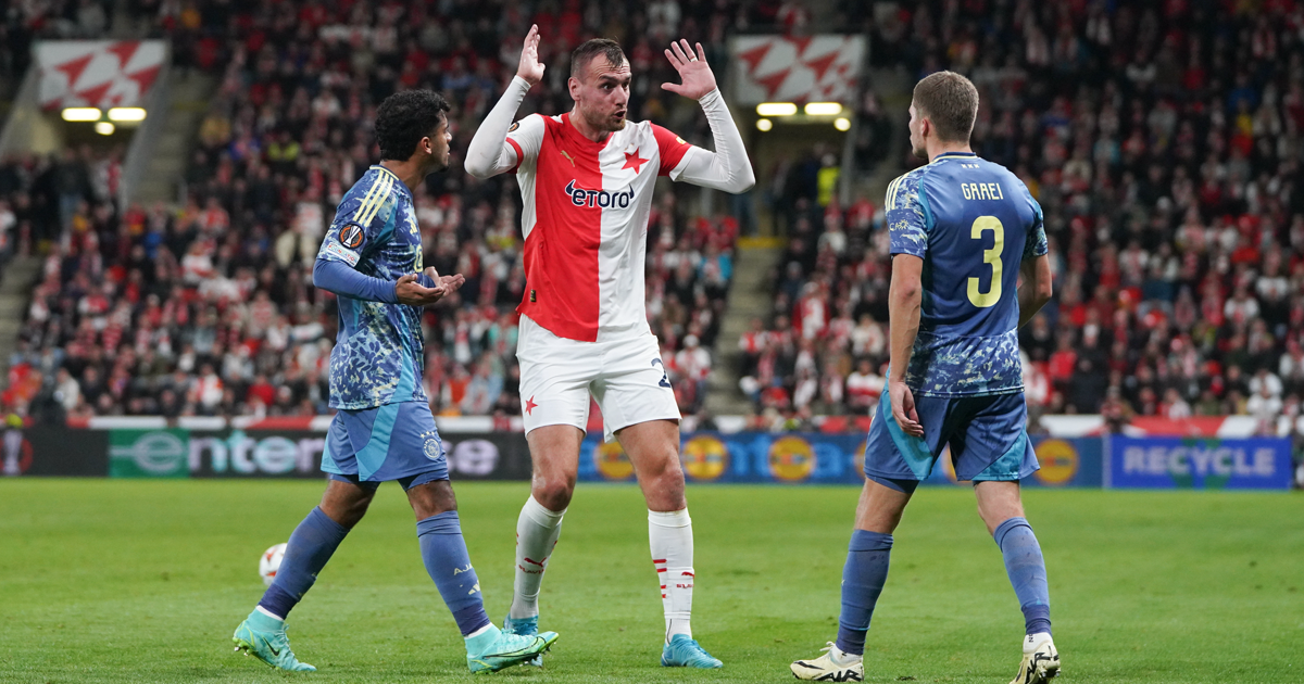 'Ze kwamen hier om de kwaliteit van ons gras te testen': Slavia Praag woest op theatraal Ajax