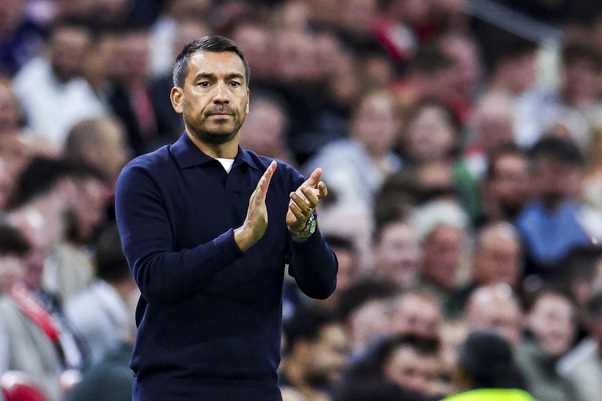 Besiktas-trainer Giovanni van Bronckhorst boos op eigen fans: 'Wat onze coach hier zegt...'