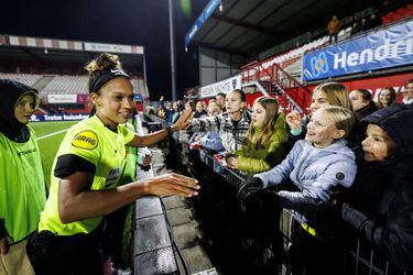 Shona Shukrula glundert na 'bijzonder' moment bij scheidsrechtersdebuut: 'Tuurlijk steek ik dan het veld over'