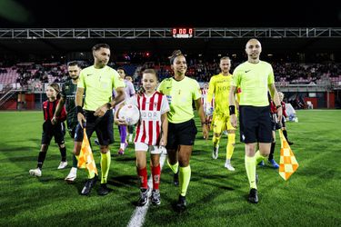 Van spandoek tot aan rode kaart: dit was het debuut van vrouwelijke arbiter Shona Shukrula