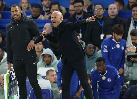 Vloekende Arne Slot zit in de problemen na rampweek Liverpool: 'Dat zou alleen een dwaas doen'