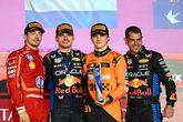 Max Verstappen (tweede van links) met Chris Gent (uiterst rechts) op het podium. © Getty Images
