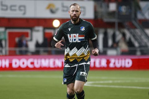 Veelbesproken Nederlandse spits (34) komt uit diep dal: 'Zonder mijn dochtertje had ik hier niet gestaan'