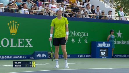 Toptennisser Jesper de Jong slaat bal naar ongewenste gast, publiek op de banken