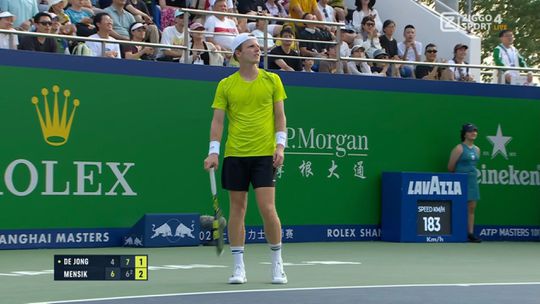 Toptennisser Jesper de Jong slaat bal naar ongewenste gast, publiek op de banken