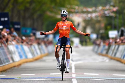 Topwielrenster Demi Vollering kroont zich na magistrale solo Europees kampioen op de weg