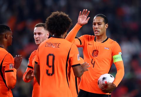 Oranje knokt zich dankzij invallers naar cruciale zege tegen Servië