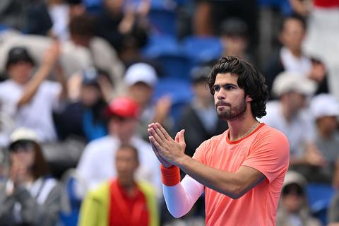 Toptennisser Carlos Alcaraz komt met prachtig gebaar voor geblesseerde tegenstander na overwinning in Tokio