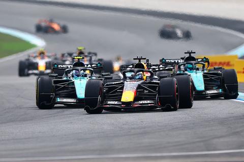 FIA erkent fout na chaotische Formule 1-race: 'Alle teams moesten de update nog installeren'