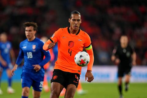 Prachtig moment voor Virgil van Dijk en zoon bij honderdste interland van Oranje-aanvoerder
