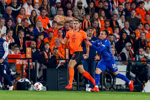 Zéér pijnlijk moment voor Micky van de Ven (25): Oranje-verdediger schreeuwt het uit van de pijn