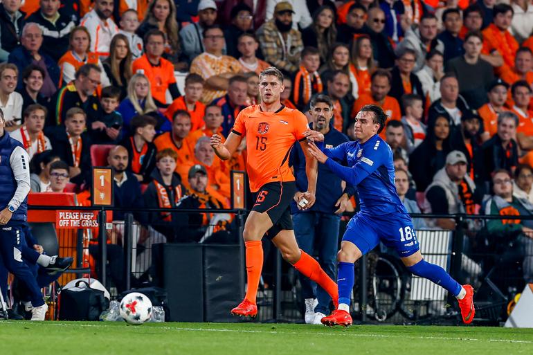 Zéér pijnlijk moment voor Micky van de Ven (25): Oranje-verdediger ...