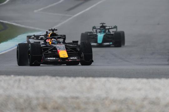 Max Verstappen pakt eerste Grand Prix-zege van het seizoen na knotsgekke race in Maleisië