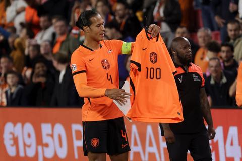 Virgil van Dijk vol emotie na 100e interland voor Oranje: 'Iets wat ik nooit heb durven dromen'