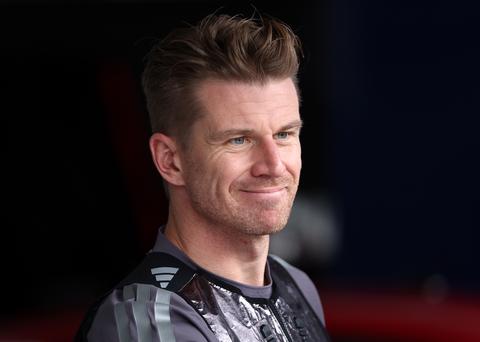 Collega van Max Verstappen voorkomt groot drama in de pitstraat: 'Ik hoop dat hij in orde is'