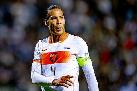 Oranje-aanvoerder Virgil van Dijk krijgt duidelijk advies van voormalig Liverpool-speler (48): 'Hij moet goed nadenken'