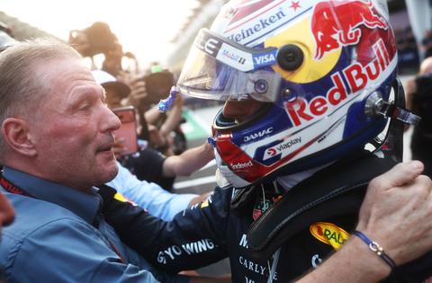Emotionele Jos Verstappen geniet na 'al dat gezeik' van hoogtepunt zoon Max: 'Dit is echt geweldig'