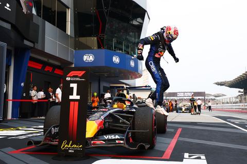WK-stand Formule 1: Max Verstappen maakt strijd om topklassering weer spannend met zege in Maleisië
