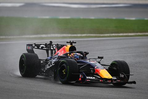 LIVE Formule 1 | Rampzalige start vanaf poleposition voor Max Verstappen: Nederlander moet in de achtervolging
