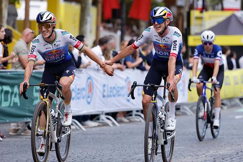 Topwielrenner Remco Evenepoel schiet teamgenoot te hulp na vervelend incident