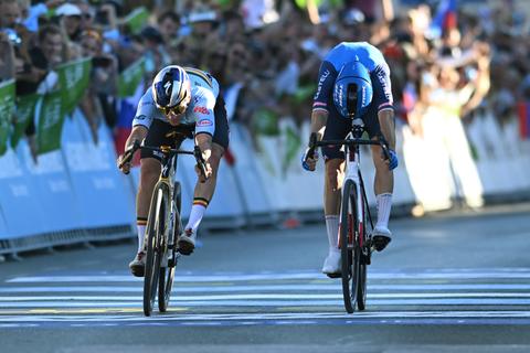 Topfavoriet Remco Evenepoel (26) laat heel België schrikken, wanhopen en tóch juichen op EK wielrennen
